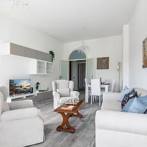 Apartment Lungarno Elegant With Panoramic Balcony, Pisa